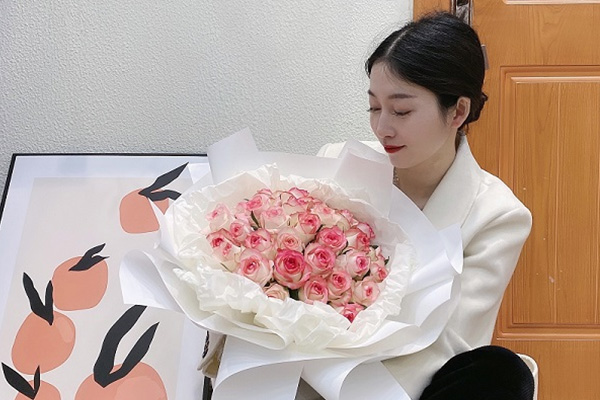 ຂໍສະແດງຄວາມຍິນດີກັບ Elaine ສໍາລັບວັນເກີດທີສອງຂອງນາງໃນ Boda!